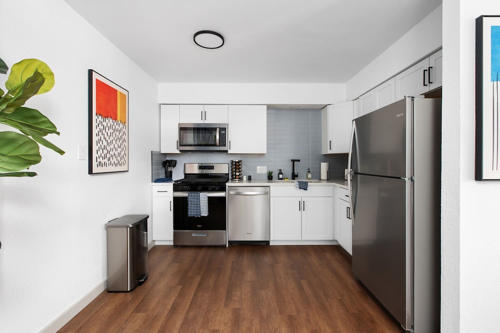 Cozy-Chic 2BR Patio Ideal for Groups