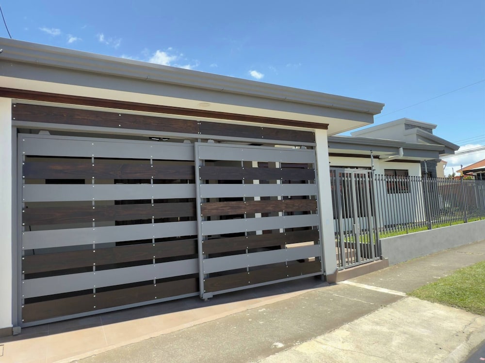 Fully Equipped 3 Beds 2 Cars 20-min Airport