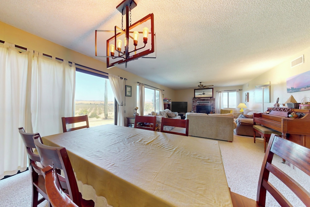 4BR Sierras-view Home w/ Pool & A/C - Dogs OK