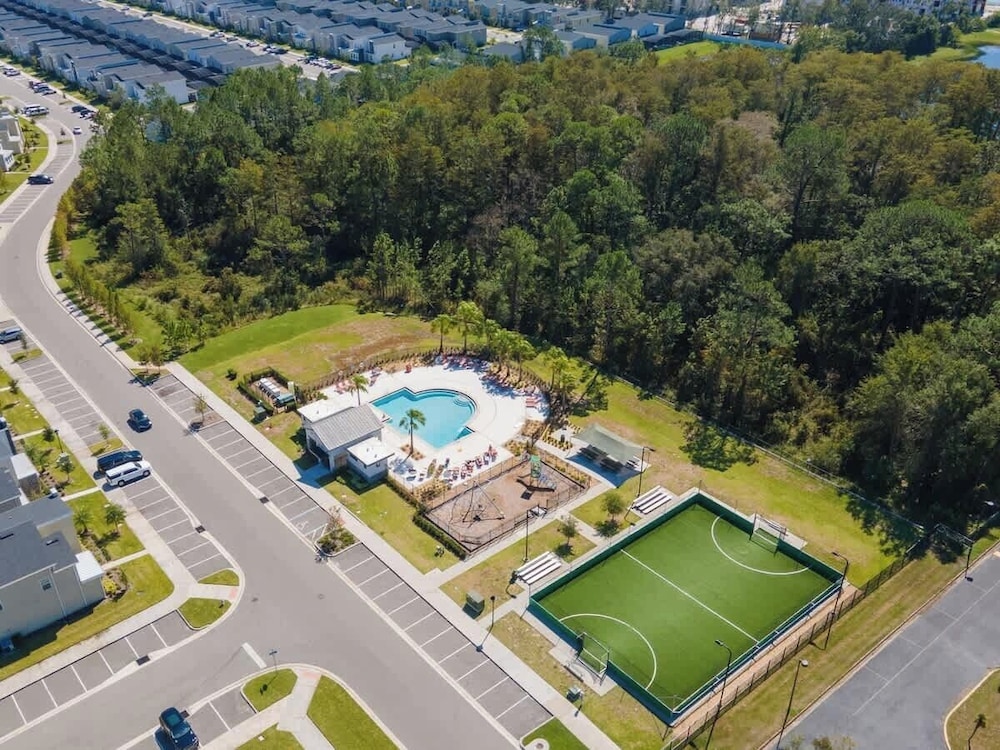 Sophisticated 6BR at Storey Lake