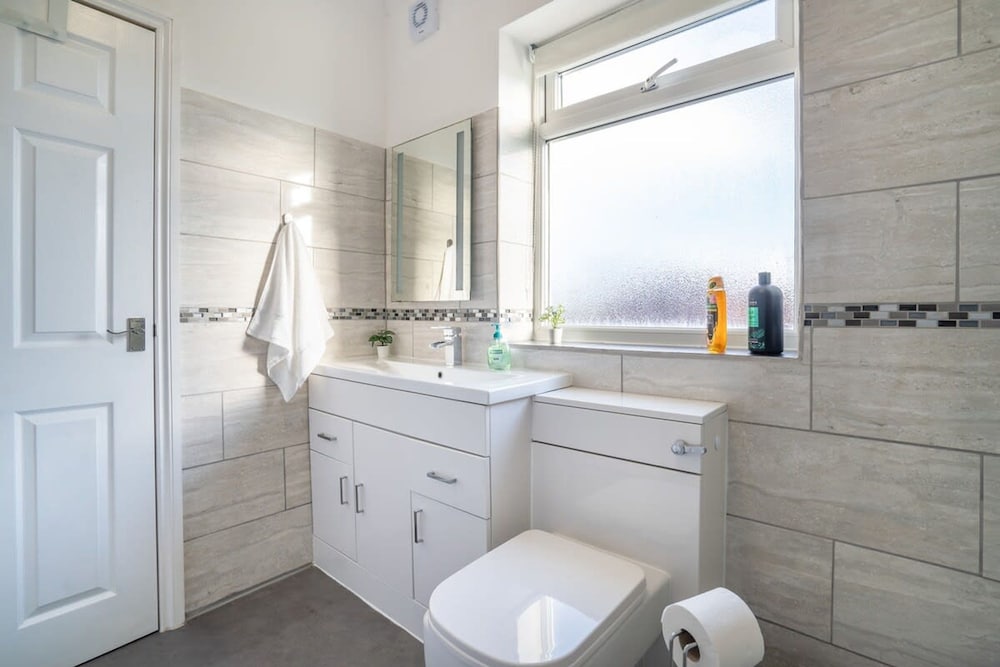 Stylish 3 Bed House-free Parking