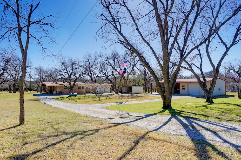 On-site River Access: Fishing Retreat in Granbury!