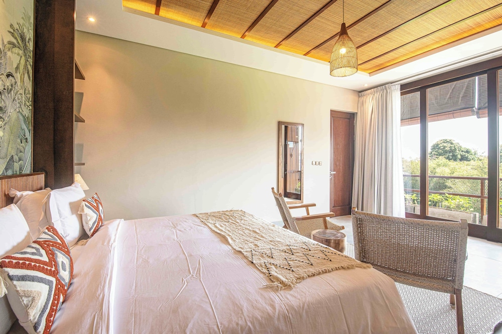 Luxury 5-bedroom Canggu Beach Villa With Scenic Ri