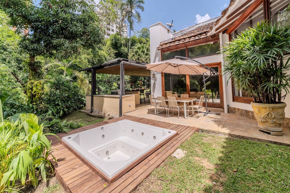 w Incredible 5BR House w Jacuzzi in El Poblado