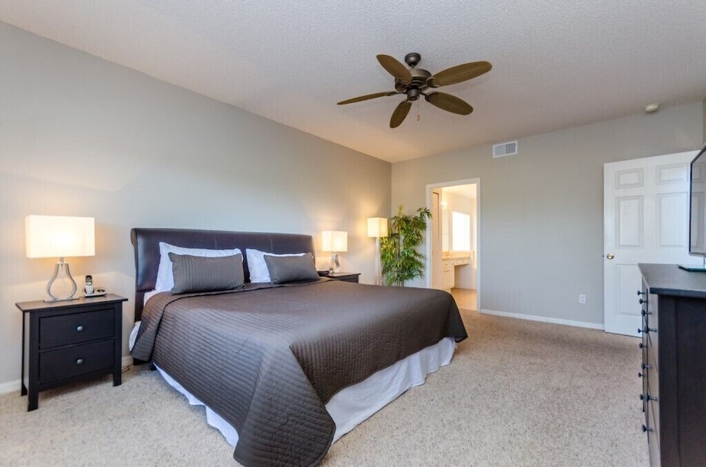 4 Bedroom Home with Pool Table - Image 2