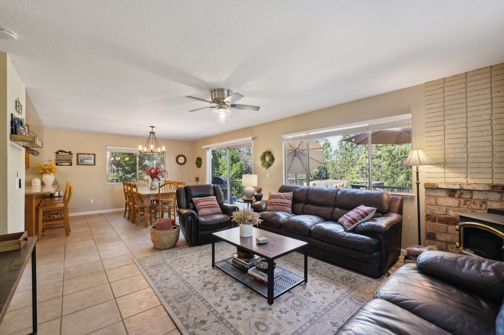 Whispering Pines Retreat 5 Bedroom Home by Yosemite Region Resorts