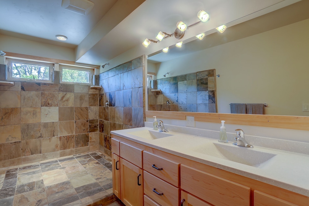 Hutson's Bridgeview **30 Day Minimum** 4 Bedroom Home by RedAwning