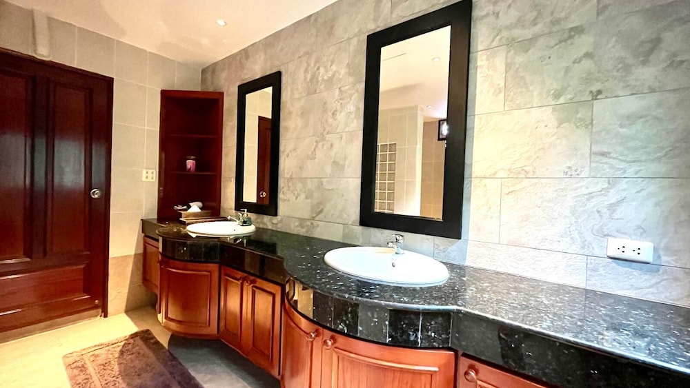 Luxury Seaview 6 Bedrooms With Infinity Pool Villa, Private Gym, Superfast Wifi