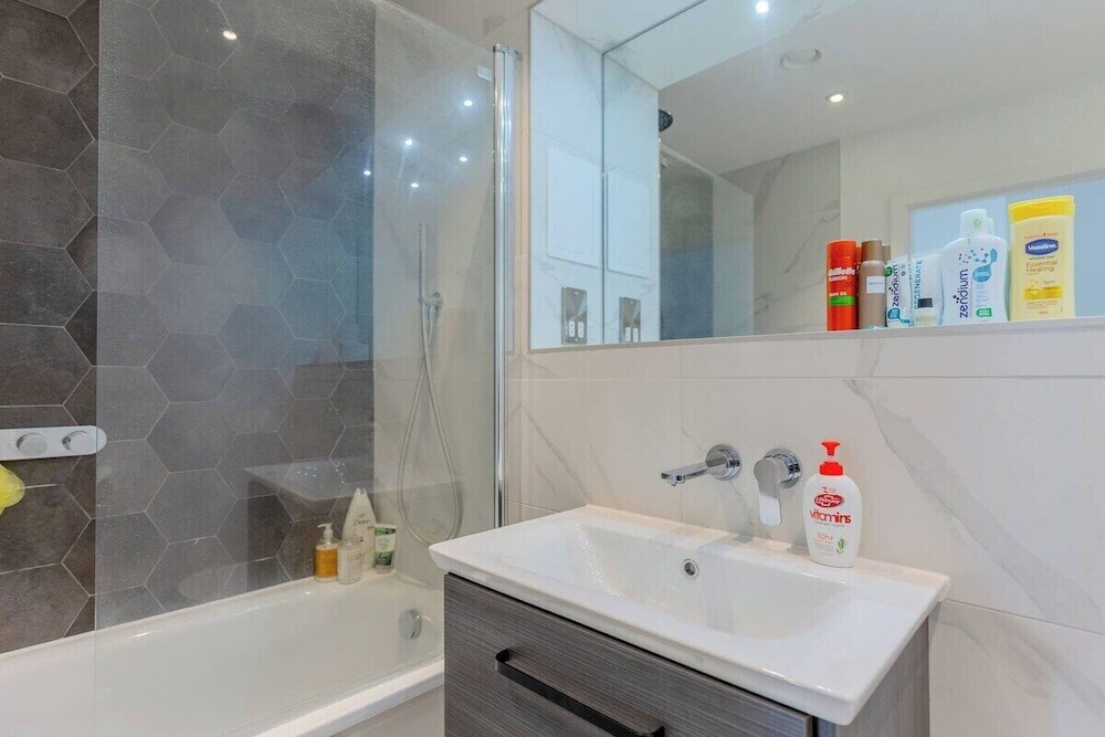 Stylish 2 Bed Flat in Battersea - Private Balcony