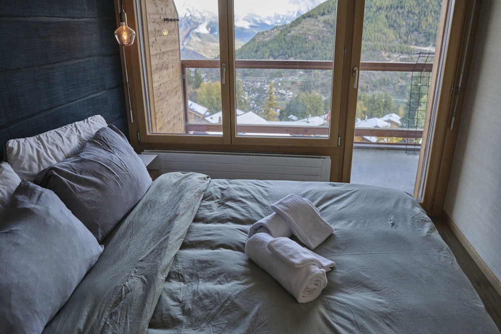 Cosy Apartment in the Centre of Town With Views and Parking