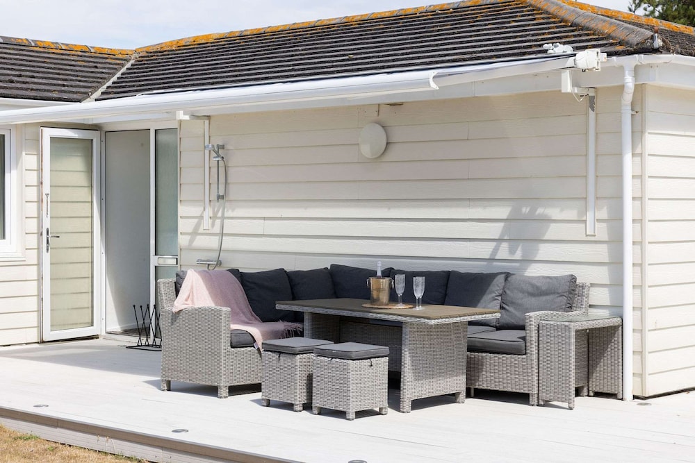 3-bed Beach Bungalow Garden 150m to Sea