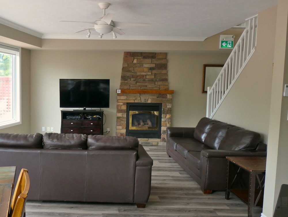 Mountain Views, Steps to BM Village, Hot Tub, BBQ.