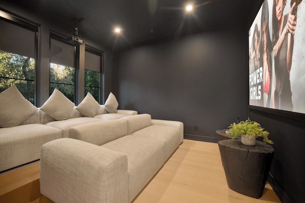 Kraft Villa - Luxury Living Redefined w/ Pool