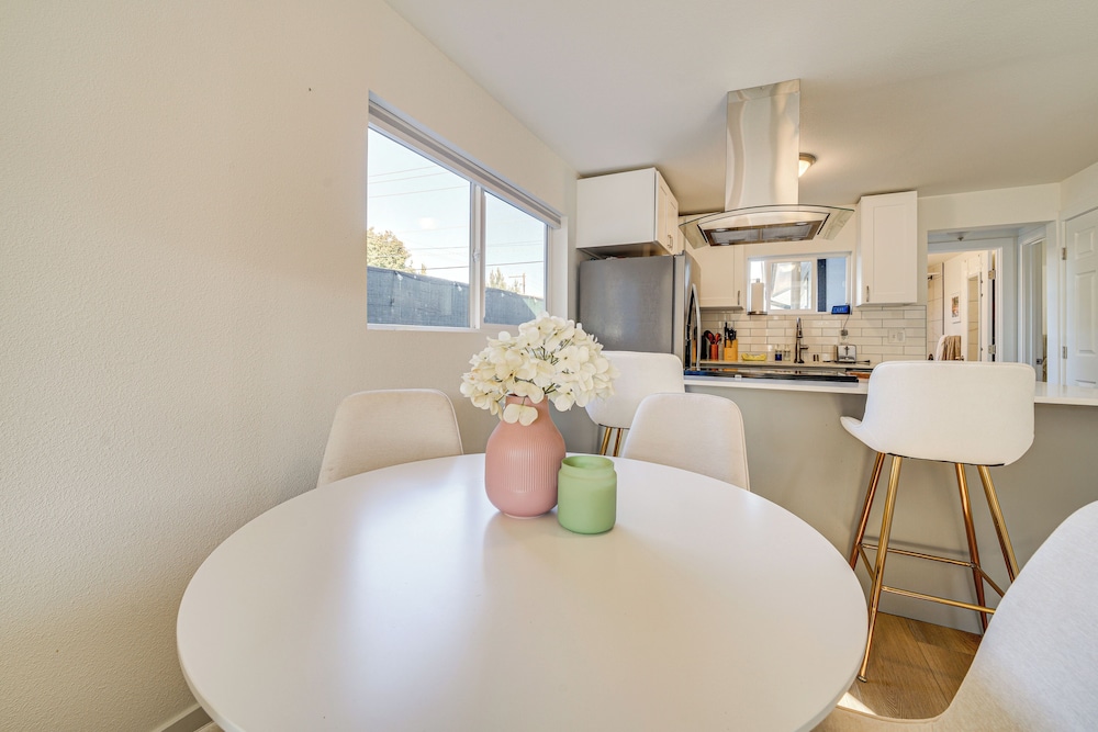 8 Mi to Downtown Seattle: Charming Home w/ Patio