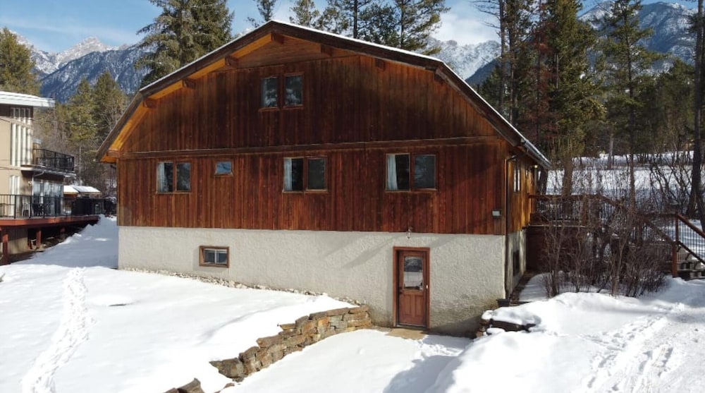 The Matterhorn No Service Fees Hottub Fire Pit