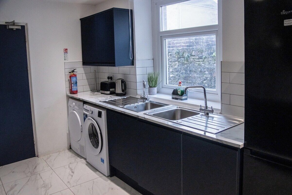 City Centre 6-bed Swansea Getaway