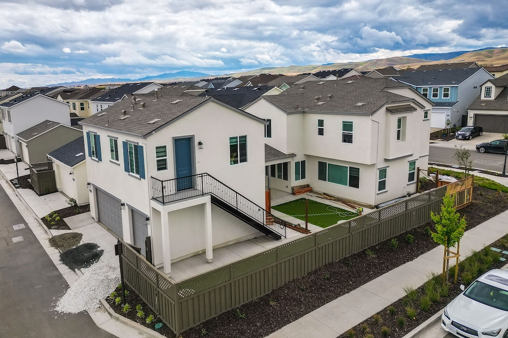 California Midterm Rental With Fenced Yard! view 5