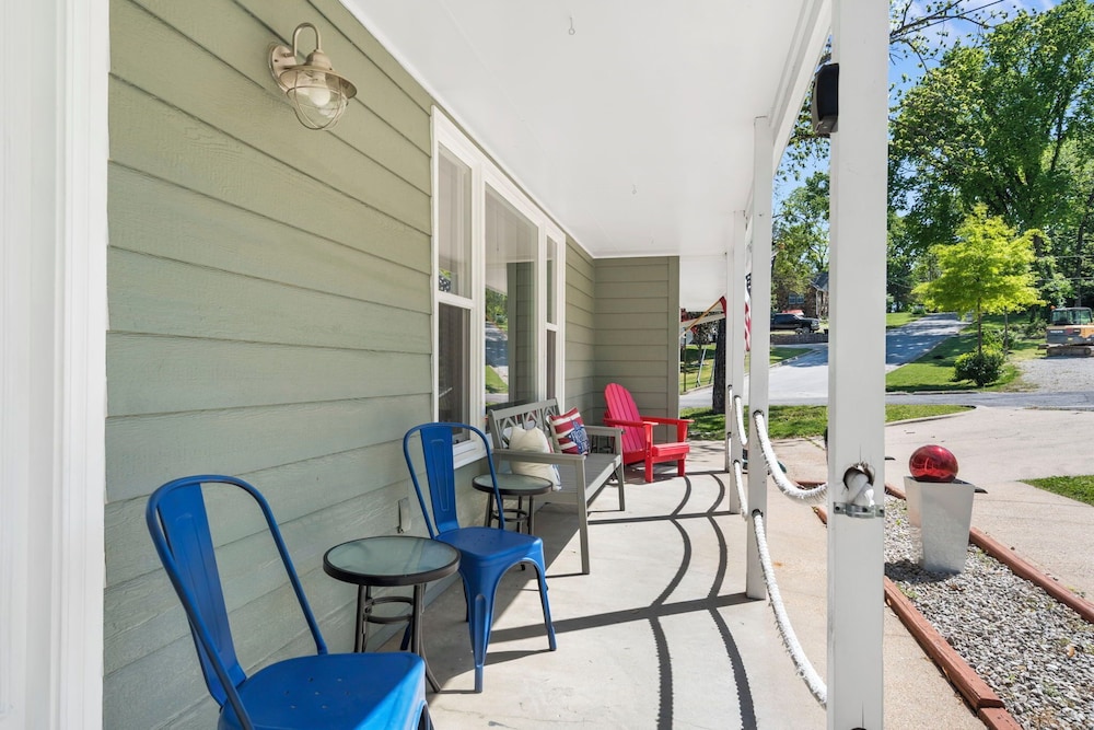 Branson Downtown Beauty - 4 BDR Home Sleeps 15 view 2