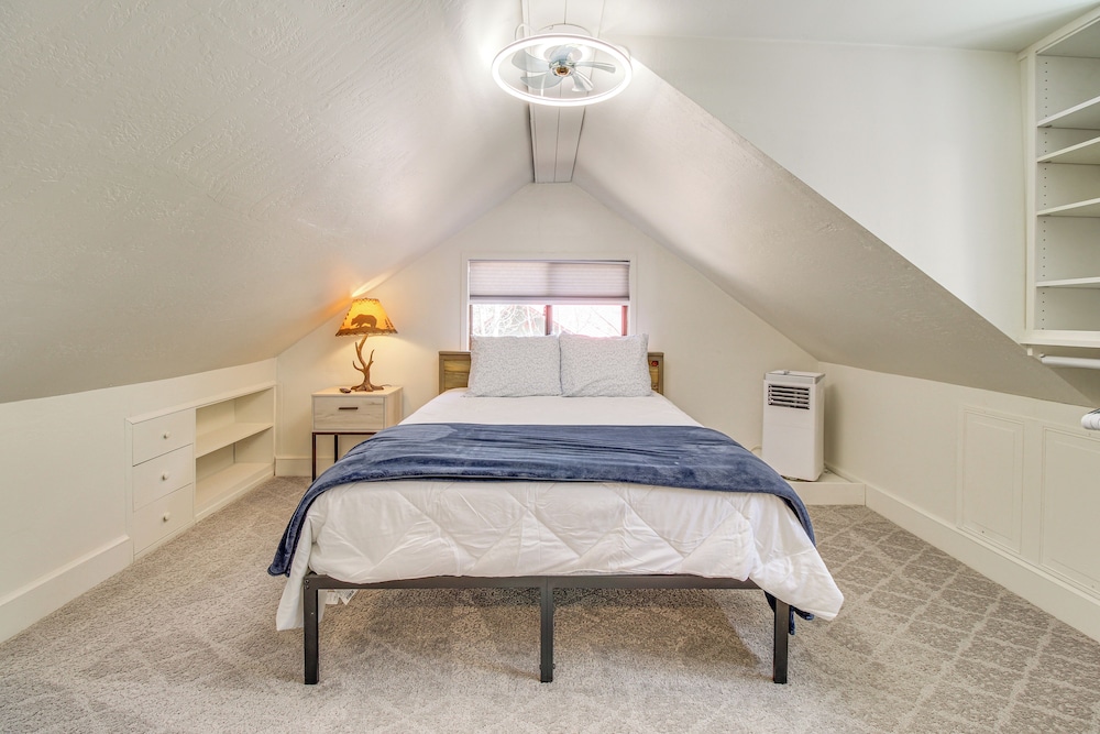 Game Room + Fireplace! Family Retreat in Pinetop