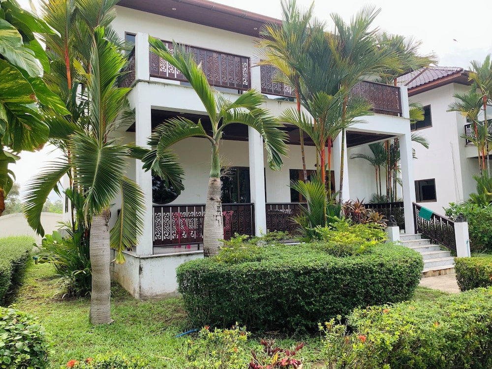 CET Resort & Rayong Padelcenter