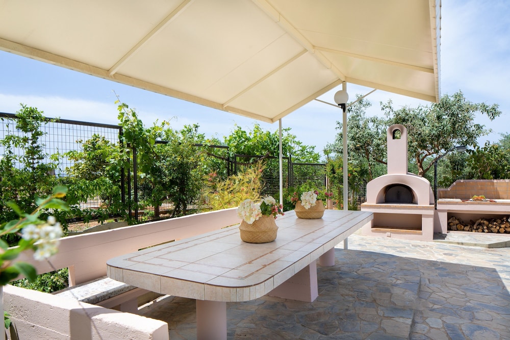 Villa Elihrisos-private Heated Pool Near the sea