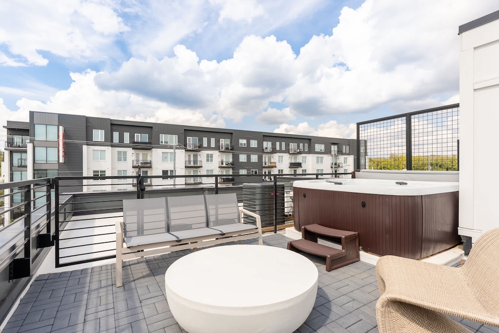 Luxe Group Stay With Hot Tub Rooftop Lounge