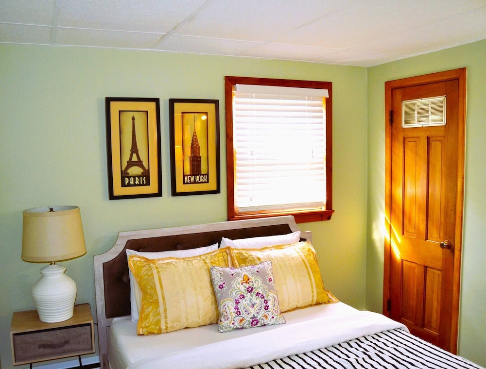 Red 4 Apartment - Experience the Comfort of This Charming