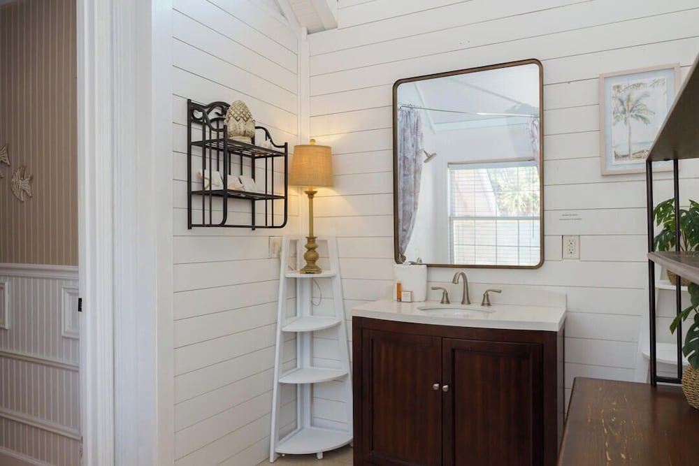 Charming 3-bed, 2-bath Home With Wonderful Views of the Golf Course