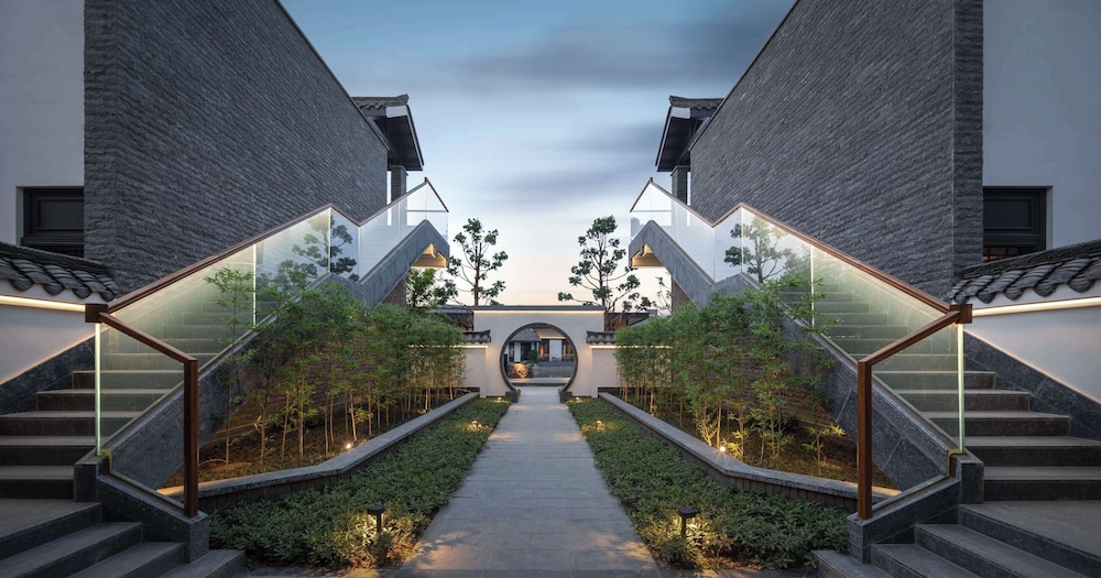 MOONRISE HOTELS & RESORTS
