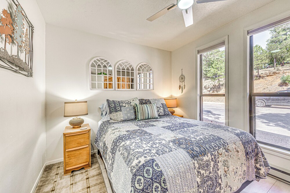 Walk to Dtwn Ruidoso: Mtn-view Condo w/ Pool!