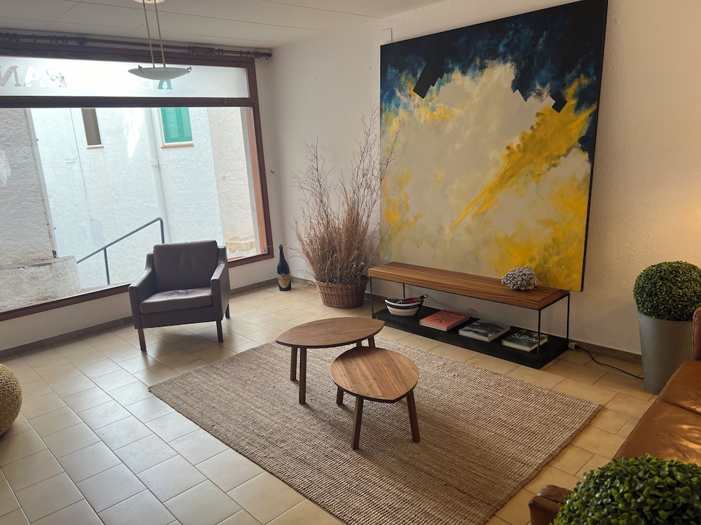 Hostal Sol i Sombra view 2