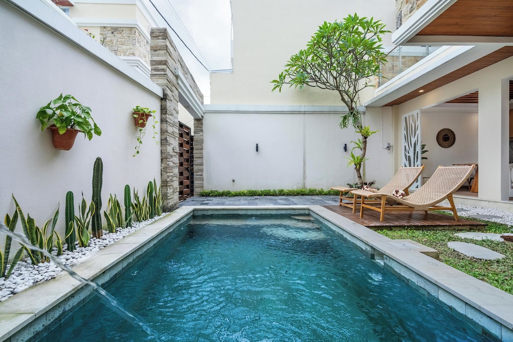 Private Pool Villa Arsy by Orivista