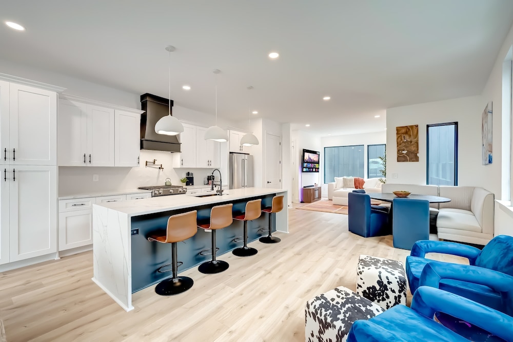 Luxury Hot tub Rooftop Deck Game Room Nashville