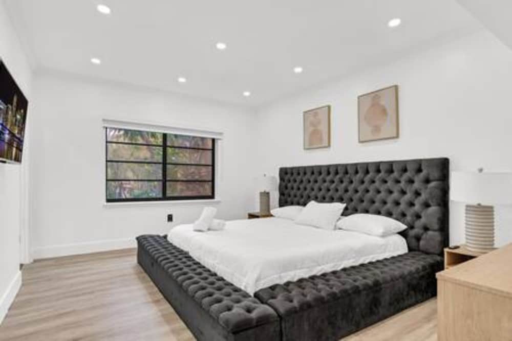 1720 Wa Kee 2A Luxurious 4BR 3BA Retreat in Coconut Grove w Pool