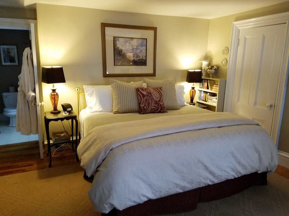 PineCrest Inn