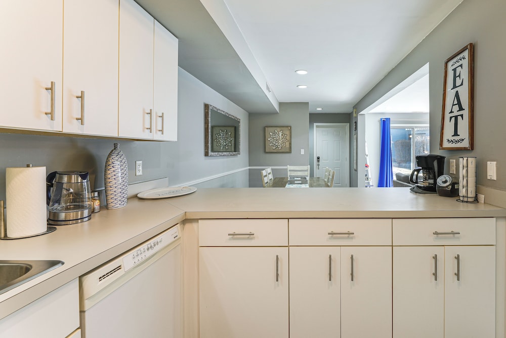 2 Mi to Rehoboth Beach: Condo w/ Pool Access!