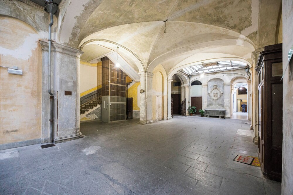 Airy 5BR Flat with Balcony - Old Town