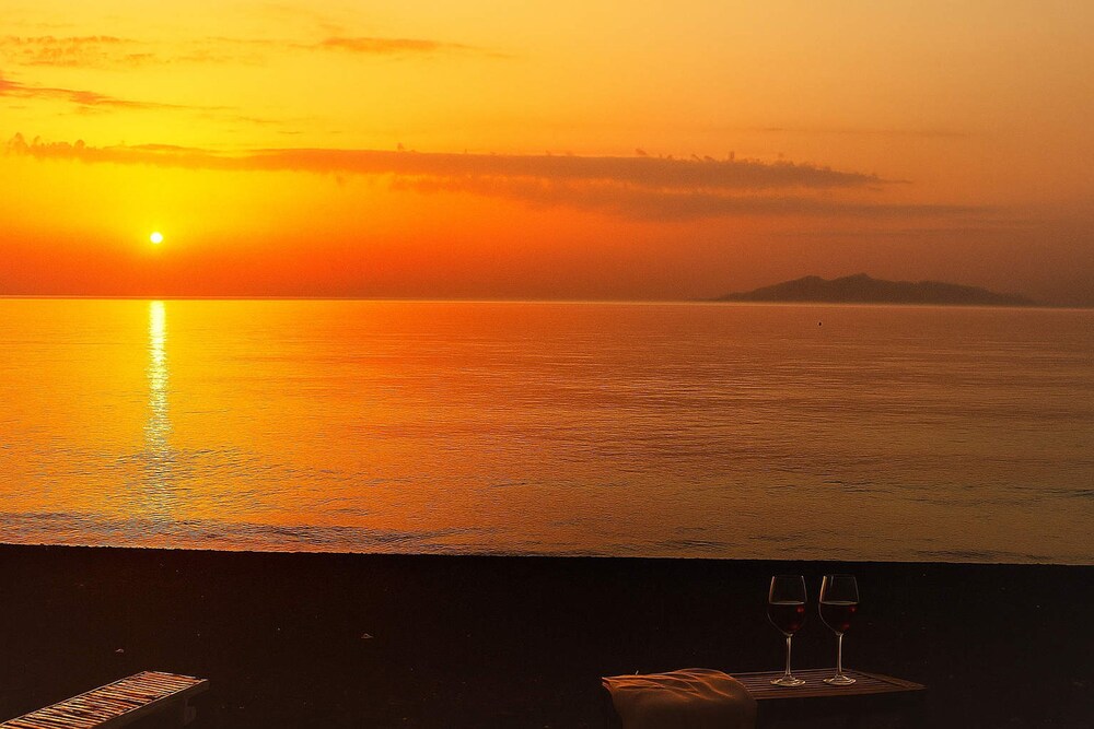 Golden Sunrise Suites - Santorini Superior Suite