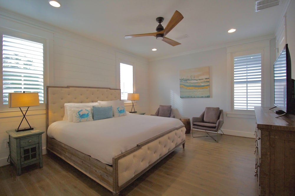 Beach Still My Heart by Avantstay with Pool Access