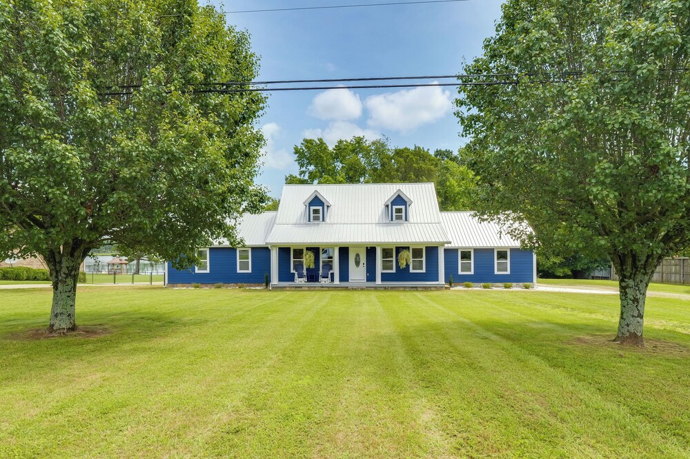 Group Getaway: Lakefront Retreat in Fayetteville!
