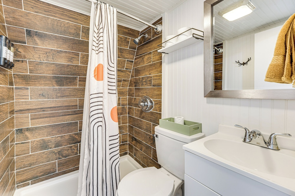 Cozy Cabin w/ Deck & Boat Launch Access in Lampe!