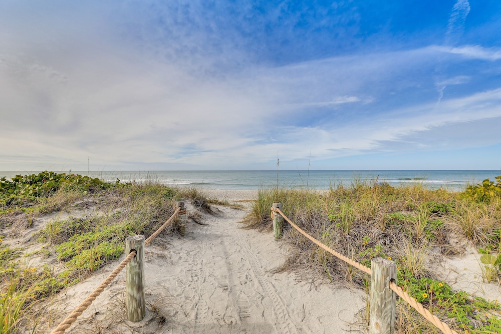 Siesta Keys Home w/ Deck Half Mile to Turtle Beach