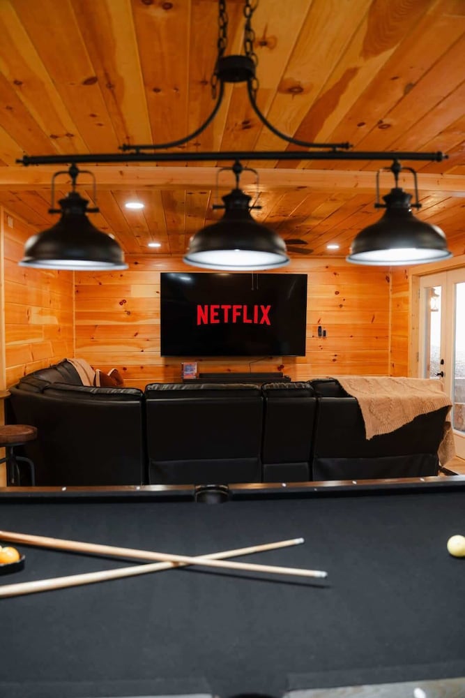 Sleeps 16! Luxury Cabin With Game Room & Hot Tub