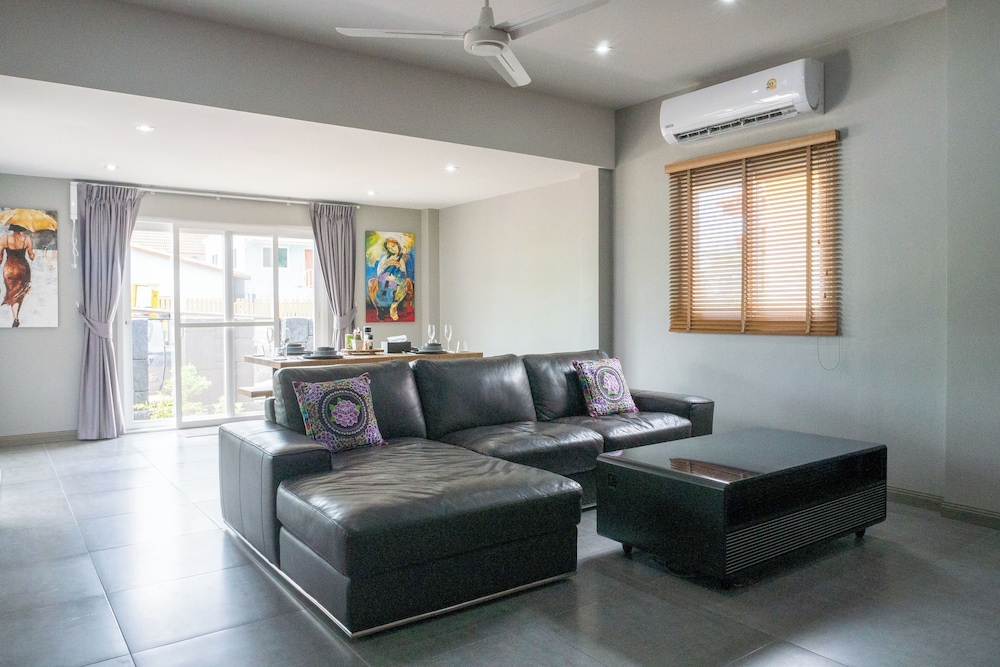 4BR Villa Ideal for Groups Families V262