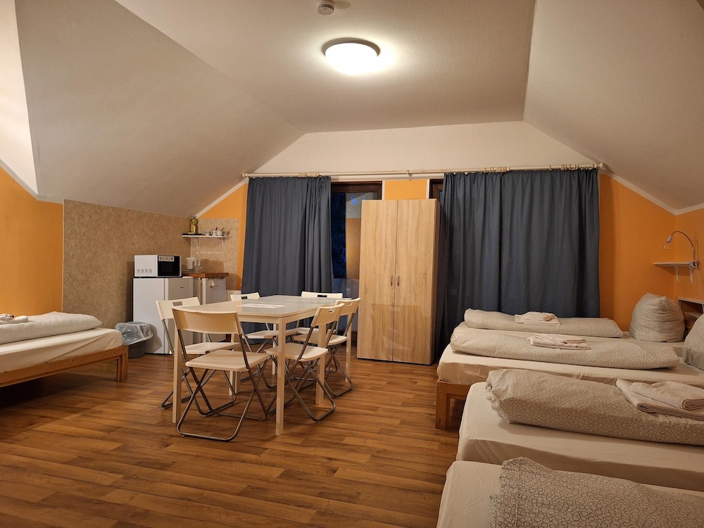 2-Rent Group Hostel Rooms AUB162