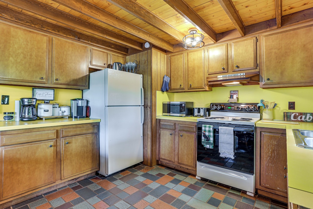 < 1 Mi to Lake: Cabin w/ Hot Tub in Greentown!