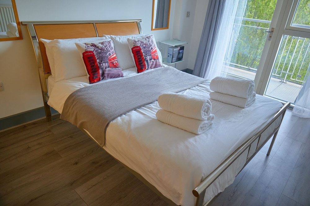 Birmingham City Centre Apartment view 3