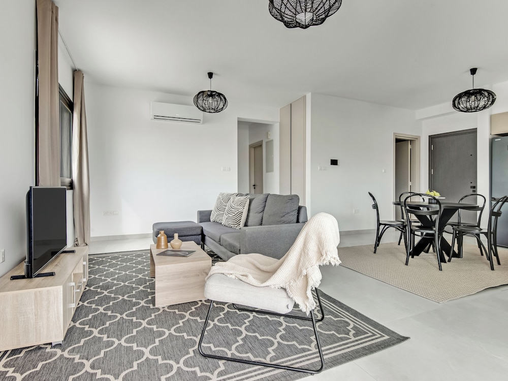 Sanders Only - Charming 2-bdr Apt With Balcony