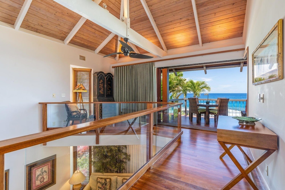 Air-conditioned Ocean Front Hawaii Townhome! - Sleeps 6 - Vrkcv