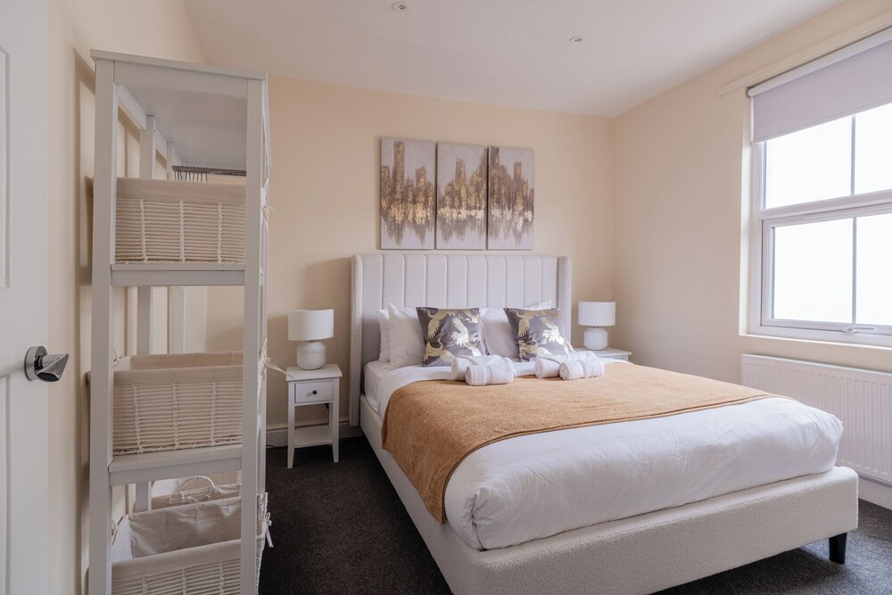 Stylish 2 Bed with Free Private Parking view 3